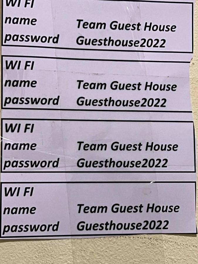 Vahe'S Family Guest House Front 耶烈万 外观 照片