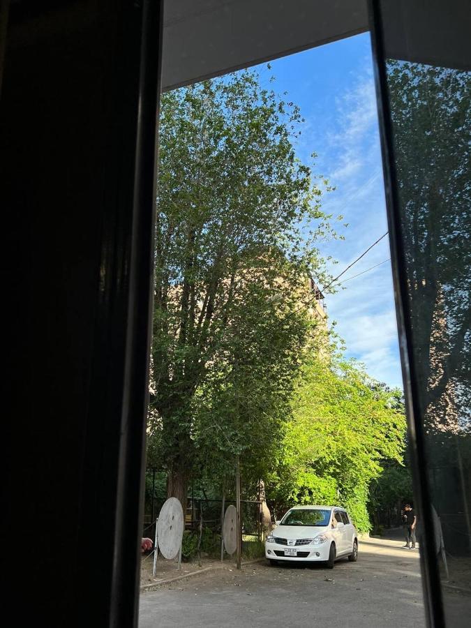 Vahe'S Family Guest House Front 耶烈万 外观 照片
