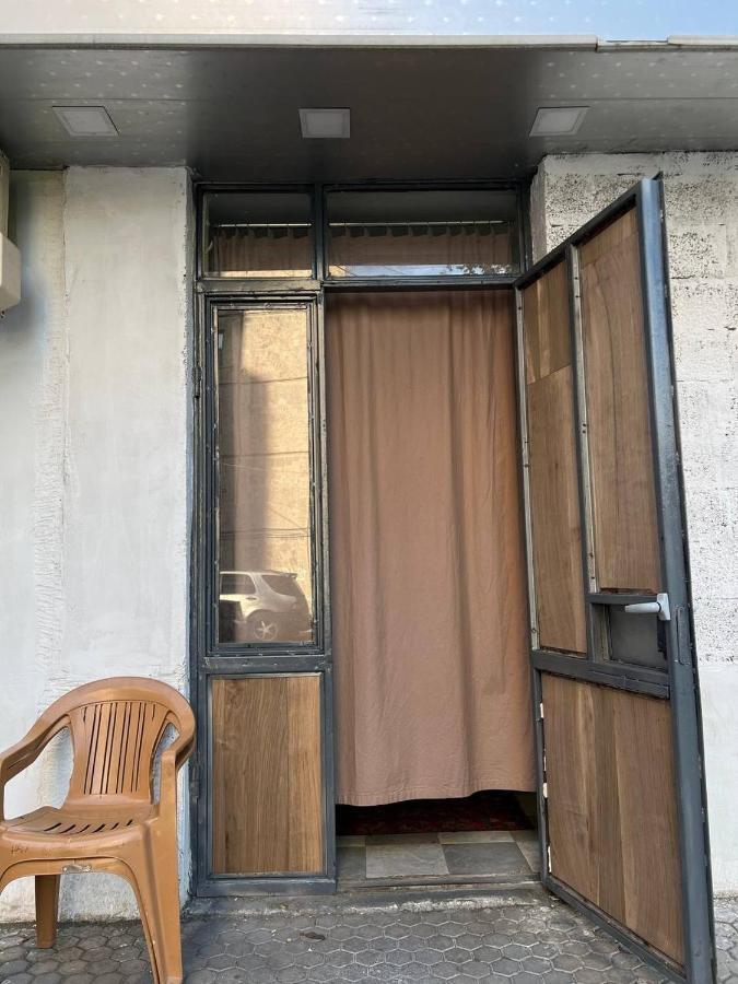 Vahe'S Family Guest House Front 耶烈万 外观 照片